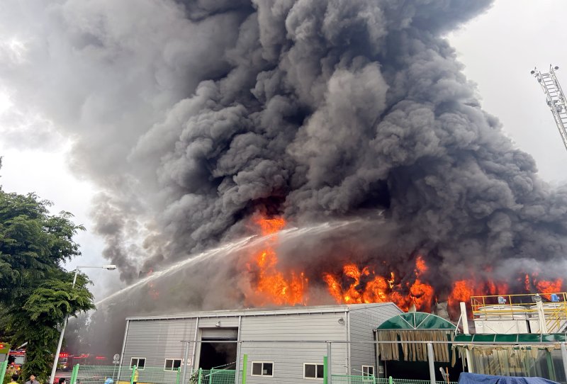 [광주=뉴시스] 17일 오전 7시11분께 광주 광산구 소촌동 금호타이어 광주공장에서 화재가 발생한 가운데 소방당국이 공장 건물 위로 치솟는 화염에 물을 뿌리고 있다. 2025.05.17. (사진=독자 제공) photo@newsis.com *재판매 및 DB 금지
