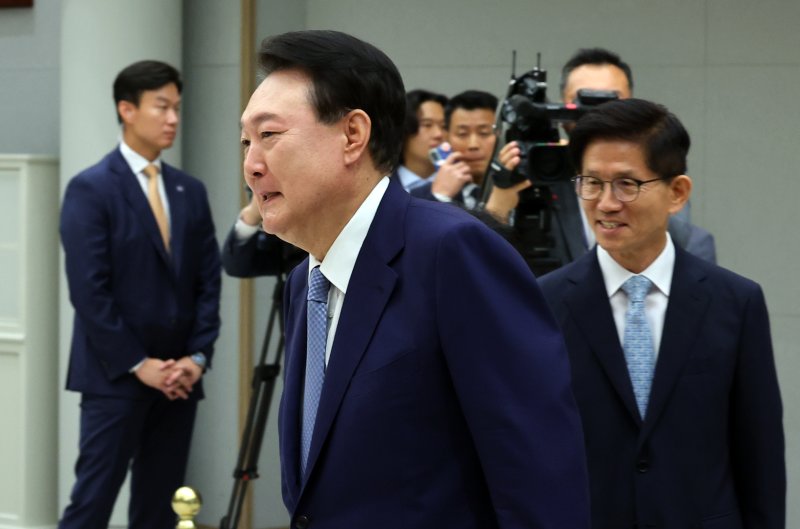 [서울=뉴시스] 최진석 기자 = 윤석열 대통령이 30일 오전 서울 용산 대통령실 청사에서 열린 김문수 고용노동부 장관 임명장 수여식에 입장하고 있다. 2024.08.30. myjs@newsis.com