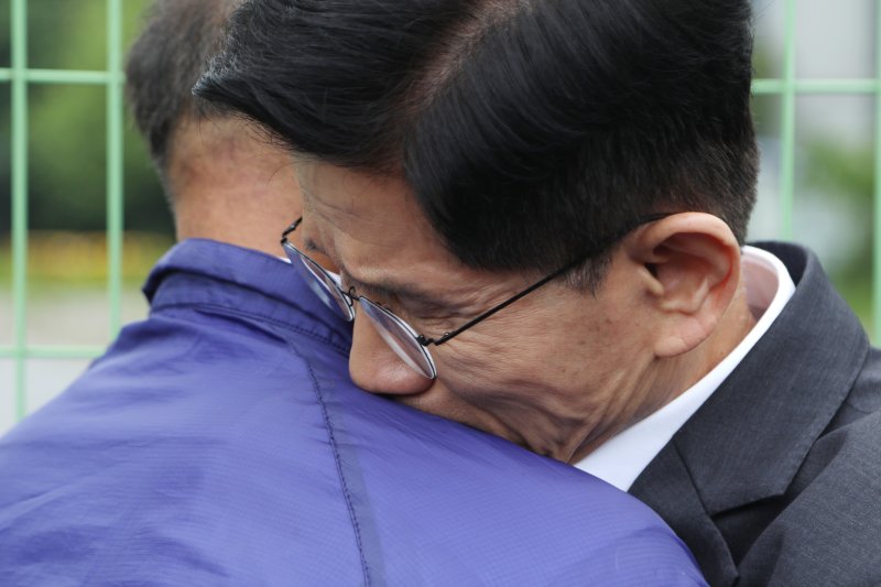 김문수 국민의힘 대통령 후보가 17일 오전 광주 북구 광주교도소 터 앞에서 수감 생활을 함께 했던 남궁욱섭 씨와 포옹하고 있다. (김문수 캠프 제공. 재판매 및 DB 금지) 2025.5.17/뉴스1