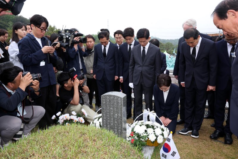 김문수 국민의힘 대통령 후보가 17일 광주 북구 국립 5.18민주묘지에서 5.18 시민군 대변인 윤상원 열사의 묘소를 참배하고 있다. (공동취재) 2025.5.17/뉴스1 ⓒ News1 이광호 기자