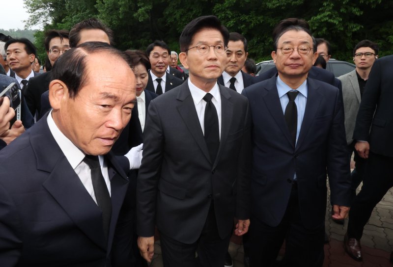 김문수 국민의힘 대통령 후보가 17일 광주 북구 국립 5.18민주묘지를 찾아 참배하기 위해 들어서고 있다. (공동취재) 2025.5.17/뉴스1 ⓒ News1 이광호 기자