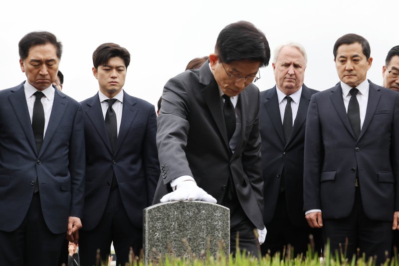 김문수 국민의힘 대통령 후보와 김용태 비상대책위원장이 17일 광주 북구 국립 5·18 민주묘지를 찾아 윤상원 열사 묘역에서 참배하고 있다. (공동취재) 2025.5.17/뉴스1 ⓒ News1 이광호 기자