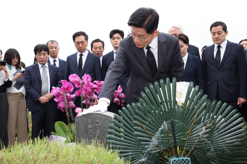 김문수 국민의힘 대통령 후보와 김용태 비상대책위원장이 17일 광주 북구 국립 5·18 민주묘지를 찾아 박관현 열사 묘역에서 참배하고 있다. (공동취재) 2025.5.17/뉴스1 ⓒ News1 이광호 기자