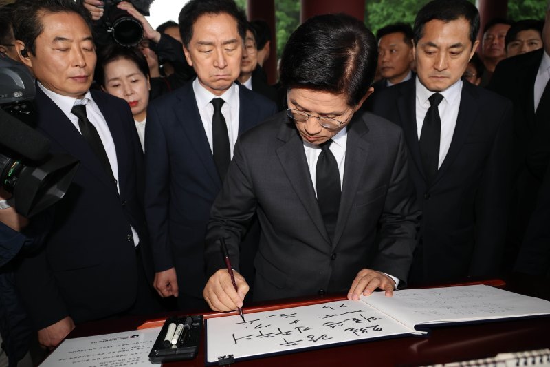 김문수 국민의힘 대통령 후보가 17일 광주 북구 국립 5·18 민주묘지를 찾아 방명록을 작성하고 있다. (공동취재) 2025.5.17/뉴스1 ⓒ News1 이광호 기자