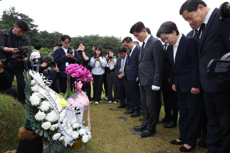 김문수 국민의힘 대통령 후보와 의원들이 17일 광주 북구 국립 5.18민주묘지 박관현 열사의 묘소 앞에서 묵념을 하고 있다. (공동취재) 2025.5.17/뉴스1 ⓒ News1 이광호 기자
