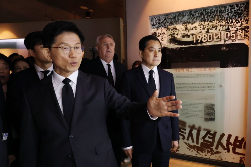 김문수 국민의힘 대통령 후보가 17일 오전 광주 북구 5.18민주묘지를 찾아 참배를 마친 뒤 5.18추모관을 둘러보고 있다. 2025.5.17/뉴스1 ⓒ News1 이광호 기자