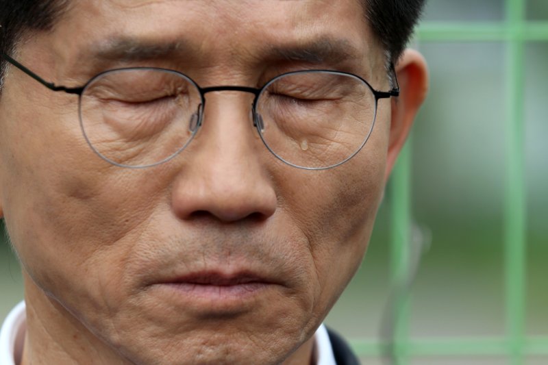 김문수 국민의힘 대통령 후보가 17일 오전 광주 북구 광주교도소 터를 찾아 눈물을 흘리며 생각에 잠겨 있다.(김문수 캠프 제공. 재판매 및 DB 금지) 2025.5.17/뉴스1