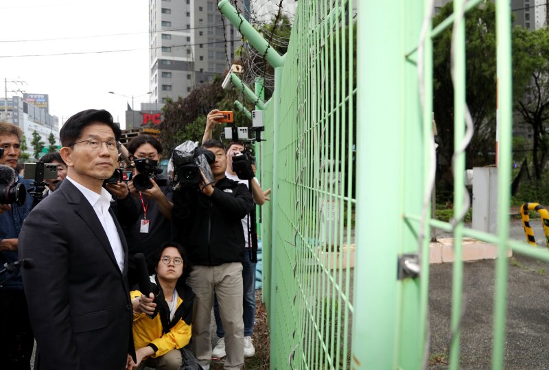 김문수 국민의힘 대통령 후보가 17일 오전 광주 북구 광주교도소 터를 찾아 둘러보고 있다. (김문수 캠프 제공. 재판매 및 DB 금지) 2025.5.17/뉴스1