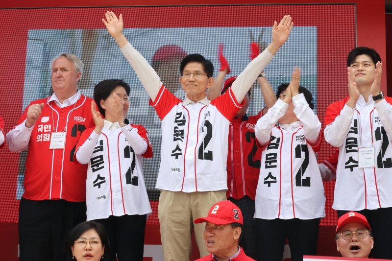 김문수 "2036 올림픽, 전북에서..세금 없는 자유도시 만들어 기업 유치"