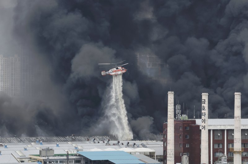 17일 오전 광주 광산구 소촌동 금호타이어 광장공장에서 화재가 발생해 소방당국이 소방헬기를 동원해 진화 작업을 하고 있다 2025.5.17/뉴스1 ⓒ News1 김태성 기자