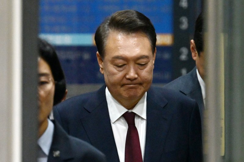 12·3 비상계엄 사태와 관련해 내란 우두머리 혐의 등으로 기소된 윤석열 전 대통령이 12일 서울 서초구 서울중앙지방법원에서 열린 3차 공판을 마친 뒤 법원을 나서고 있다. 2025.5.12/뉴스1 ⓒ News1 사진공동취재단