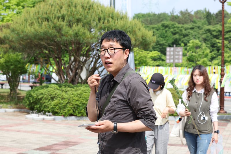 제45주년 5·18민주화운동기념식을 하루 앞둔 17일 방송인 김제동이 광주 북구 운정동 국립 5·18민주묘지를 찾아 사단법인 김제동과어깨동무에 설명하고 있다. ⓒ News1 박지현 기자