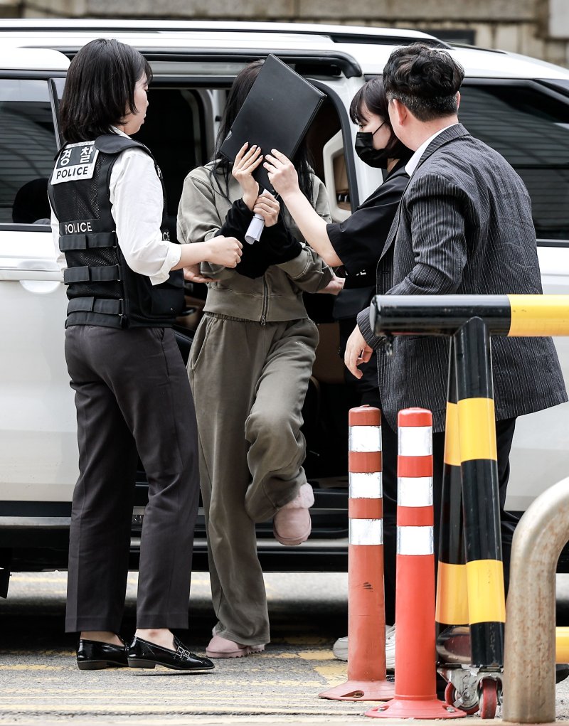 [서울=뉴시스] 정병혁 기자 = 잉글랜드 프로축구 프리미어리그 토트넘 홋스퍼 주장 손흥민을 상대로 허위 임신을 주장하며 금품을 요구한 혐의를 받는 20대 여성 양 모 씨가 17일 서울 서초구 서울중앙지방법원에서 열린 영장실질심사에 출석하고 있다. 2025.05.17. jhope@newsis.com