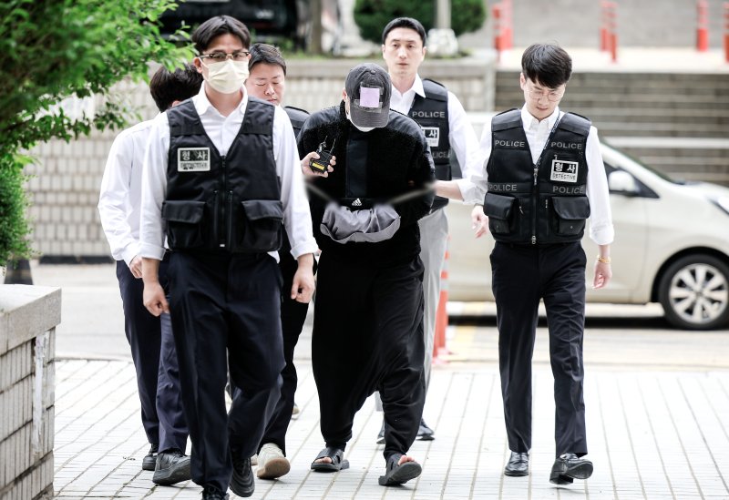 [서울=뉴시스] 정병혁 기자 = 잉글랜드 프로축구 프리미어리그 토트넘 홋스퍼 주장 손흥민을 상대로 허위 임신을 주장하며 금품을 요구한 혐의를 받는 40대 남성 윤 모 씨가 17일 서울 서초구 서울중앙지방법원에서 열린 영장실질심사에 출석하고 있다. 2025.05.17. jhope@newsis.com