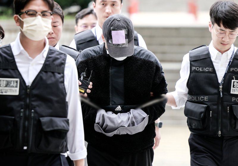 [서울=뉴시스] 정병혁 기자 = 잉글랜드 프로축구 프리미어리그 토트넘 홋스퍼 주장 손흥민을 상대로 허위 임신을 주장하며 금품을 요구한 혐의를 받는 40대 남성 윤 모 씨가 17일 서울 서초구 서울중앙지방법원에서 열린 영장실질심사에 출석하고 있다. 2025.05.17. jhope@newsis.com