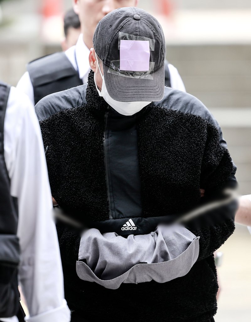 [서울=뉴시스] 정병혁 기자 = 잉글랜드 프로축구 프리미어리그 토트넘 홋스퍼 주장 손흥민을 상대로 허위 임신을 주장하며 금품을 요구한 혐의를 받는 40대 남성 윤 모 씨가 17일 서울 서초구 서울중앙지방법원에서 열린 영장실질심사에 출석하고 있다. 2025.05.17. jhope@newsis.com