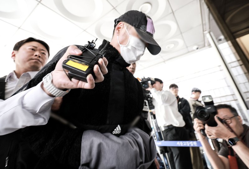 [서울=뉴시스] 정병혁 기자 = 잉글랜드 프로축구 프리미어리그 토트넘 홋스퍼 주장 손흥민을 상대로 허위 임신을 주장하며 금품을 요구한 혐의를 받는 40대 남성 윤 모 씨가 17일 서울 서초구 서울중앙지방법원에서 열린 영장실질심사에 출석하고 있다. 2025.05.17. jhope@newsis.com