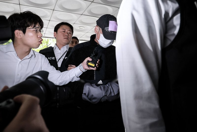 [서울=뉴시스] 정병혁 기자 = 잉글랜드 프로축구 프리미어리그 토트넘 홋스퍼 주장 손흥민을 상대로 허위 임신을 주장하며 금품을 요구한 혐의를 받는 40대 남성 윤 모 씨가 17일 서울 서초구 서울중앙지방법원에서 열린 영장실질심사에 출석하고 있다. 2025.05.17. jhope@newsis.com