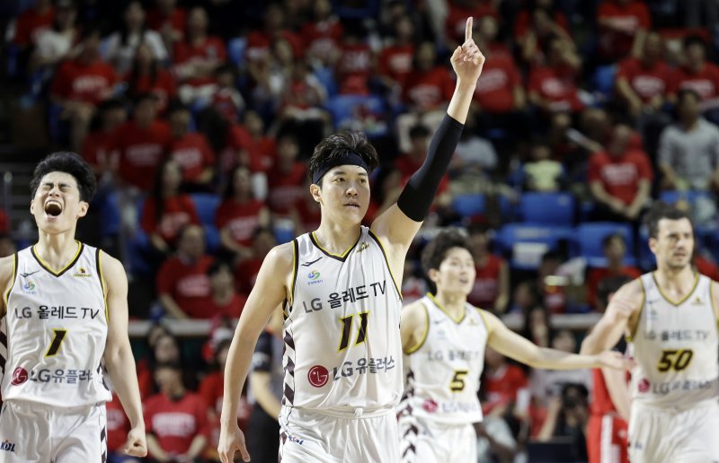 [서울=뉴시스] 최동준 기자 = 17일 서울 송파구 잠실학생체육관에서 열린 2024-2025 KBL 플레이오프 챔피언결정전 7차전 창원 LG 세이커스와 서울 SK 나이츠의 경기, LG 허일영이 3점슛을 성공시킨 뒤 기뻐하고 있다. 2025.05.17. photocdj@newsis.com