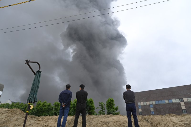 [광주=뉴시스] 박기웅 기자 = 17일 오전 7시11분께 광주 광산구 소촌동 금호타이어 광주공장에서 불이 난 가운데 시민들이 공장에서 피어오르는 검은 연기를 바라보고 있다. 이날 불은 타이어 생산에 필요한 고무를 정련하는 과정에서 발생한 것으로 추정되고 있다. 2025.05.17. pboxer@newsis.com