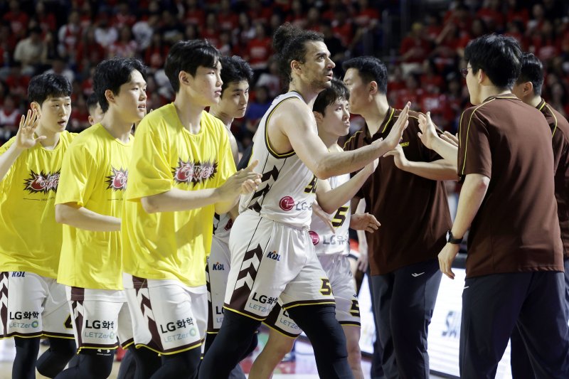[서울=뉴시스] 최동준 기자 = 17일 서울 송파구 잠실학생체육관에서 열린 2024-2025 KBL 플레이오프 챔피언결정전 7차전 창원 LG 세이커스와 서울 SK 나이츠의 경기, LG 선수들이 작전 타임 때 하이파이브하고 있다. 2025.05.17. photocdj@newsis.com