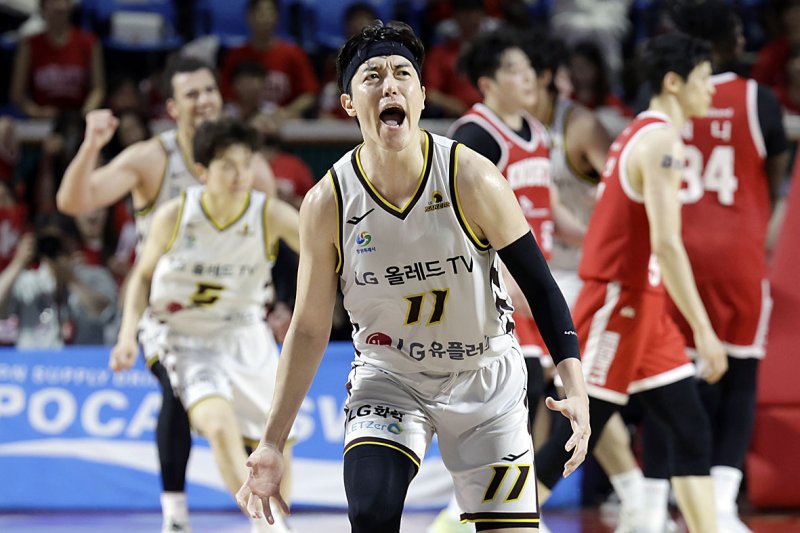[서울=뉴시스] 최동준 기자 = 17일 서울 송파구 잠실학생체육관에서 열린 2024-2025 KBL 플레이오프 챔피언결정전 7차전 창원 LG 세이커스와 서울 SK 나이츠의 경기, LG 허일영이 3점슛을 성공시킨 뒤 기뻐하고 있다. 2025.05.17. photocdj@newsis.com