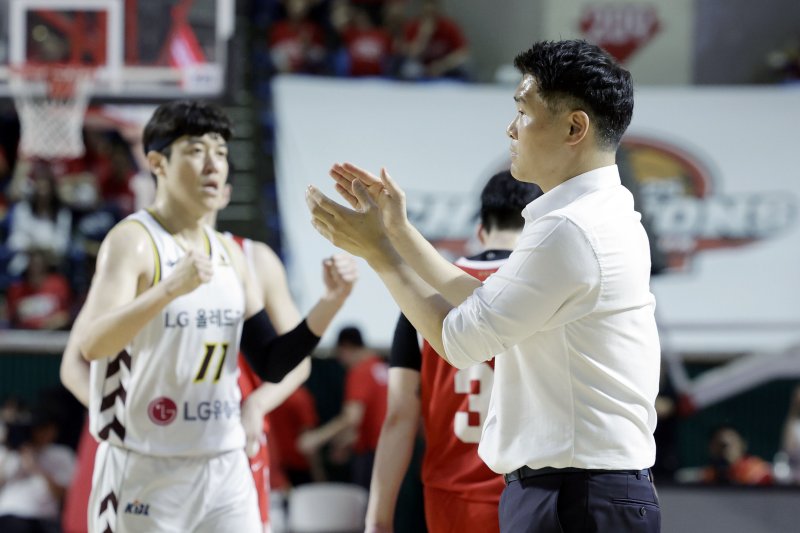 [서울=뉴시스] 최동준 기자 = 17일 서울 송파구 잠실학생체육관에서 열린 2024-2025 KBL 플레이오프 챔피언결정전 7차전 창원 LG 세이커스와 서울 SK 나이츠의 경기, LG 조상현 감독이 선수들을 격려하고 있다. 2025.05.17. photocdj@newsis.com