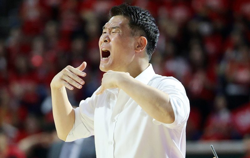 17일 오후 서울 송파구 잠실학생체육관에서 열린 '2024-25 KCC 프로농구 챔피언결정전 7차전' 서울 SK 나이츠와 창원 LG 세이커스의 경기, 2쿼터 창원 LG 조상형 감독이 선수들에게 작전을 지시하고 있다. 2025.5.17/뉴스1 ⓒ News1 김진환 기자