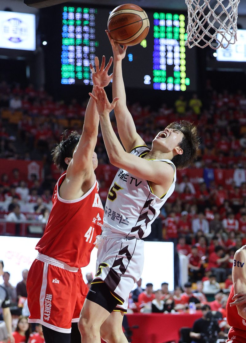 17일 오후 서울 송파구 잠실학생체육관에서 열린 '2024-25 KCC 프로농구 챔피언결정전 7차전' 서울 SK 나이츠와 창원 LG 세이커스의 경기, 1쿼터 창원 LG 양준석이 레이업 슛을 성공시키고 있다. 2025.5.17/뉴스1 ⓒ News1 김진환 기자