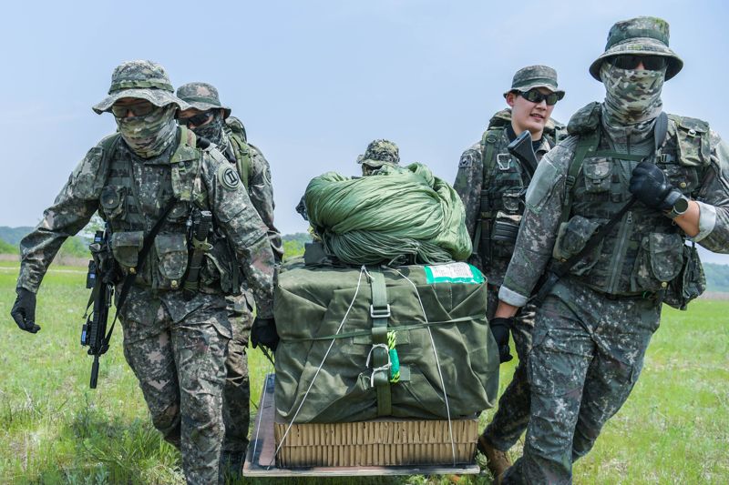 육군 "한미 장병 220여 명·항공 전력 10대 투입" 연합·합동 공중재보급 훈련