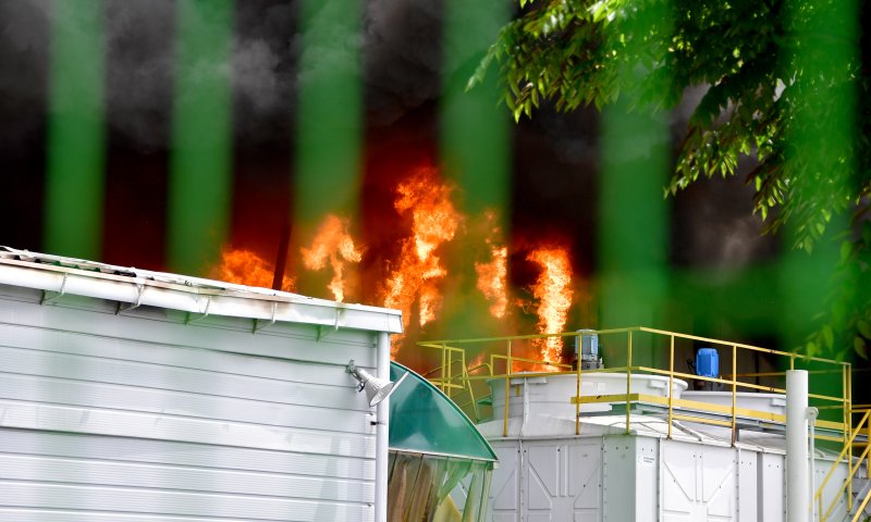 [광주=뉴시스] 류형근 기자 = 17일 오전 광주 광산구 소촌동 금호타이어 광주공장에서 화재가 발생한 가운데 불길이 치솟고 있다. 2025.05.17. hgryu77@newsis.com