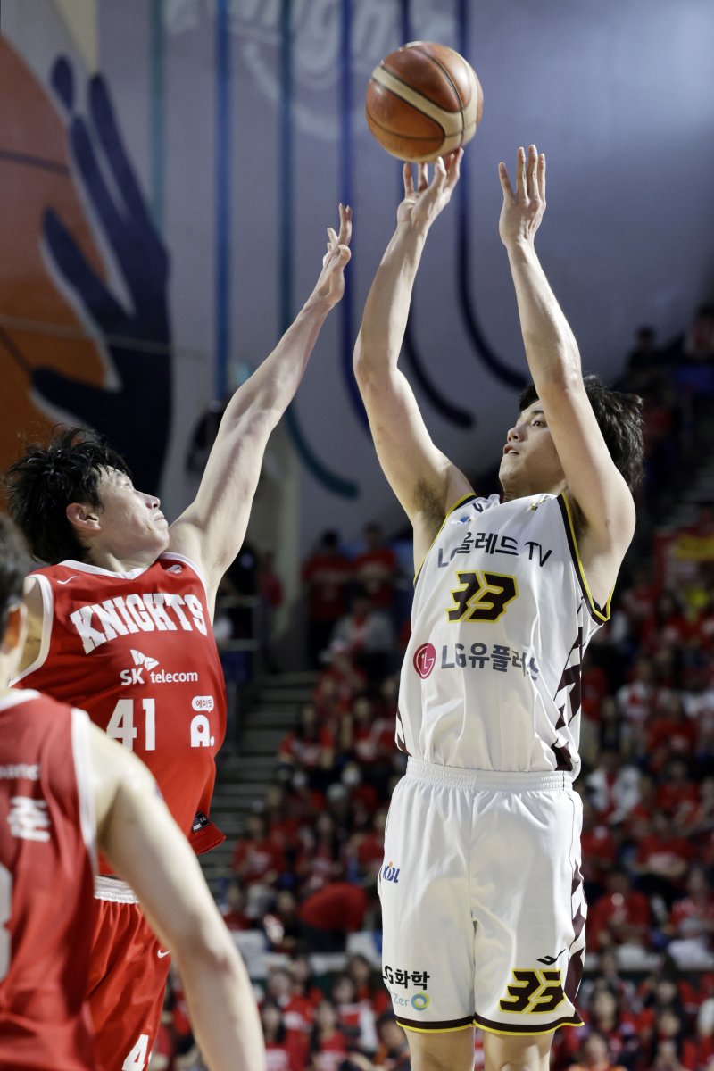 [서울=뉴시스] 최동준 기자 = 17일 서울 송파구 잠실학생체육관에서 열린 2024-2025 KBL 플레이오프 챔피언결정전 7차전 창원 LG 세이커스와 서울 SK 나이츠의 경기, LG 칼 타미요가 슛을 시도하고 있다. 2025.05.17. photocdj@newsis.com