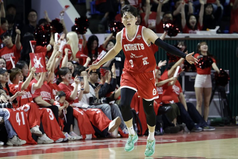 [서울=뉴시스] 최동준 기자 = 17일 서울 송파구 잠실학생체육관에서 열린 2024-2025 KBL 플레이오프 챔피언결정전 7차전 창원 LG 세이커스와 서울 SK 나이츠의 경기, SK 안영준이 3점슛을 성공시킨 뒤 기뻐하고 있다. 2025.05.17. photocdj@newsis.com