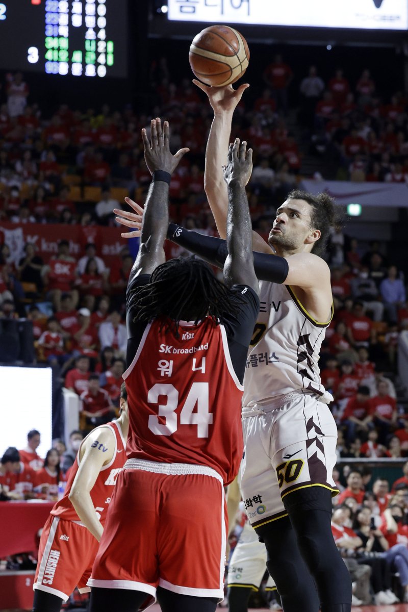 [서울=뉴시스] 최동준 기자 = 17일 서울 송파구 잠실학생체육관에서 열린 2024-2025 KBL 플레이오프 챔피언결정전 7차전 창원 LG 세이커스와 서울 SK 나이츠의 경기, LG 아셈 마레이가 슛을 시도하고 있다. 2025.05.17. photocdj@newsis.com