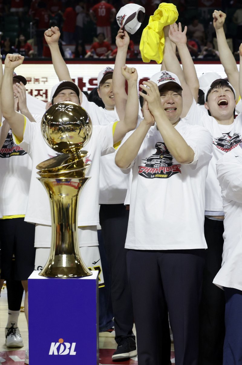 [서울=뉴시스] 최동준 기자 = 17일 서울 송파구 잠실학생체육관에서 열린 2024-2025 KBL 플레이오프 챔피언결정전 7차전 창원 LG 세이커스와 서울 SK 나이츠의 경기에서 62-58로 승리하며 우승을 차지한 LG 조상현 감독이 울먹이고 있다. 2025.05.17. photocdj@newsis.com