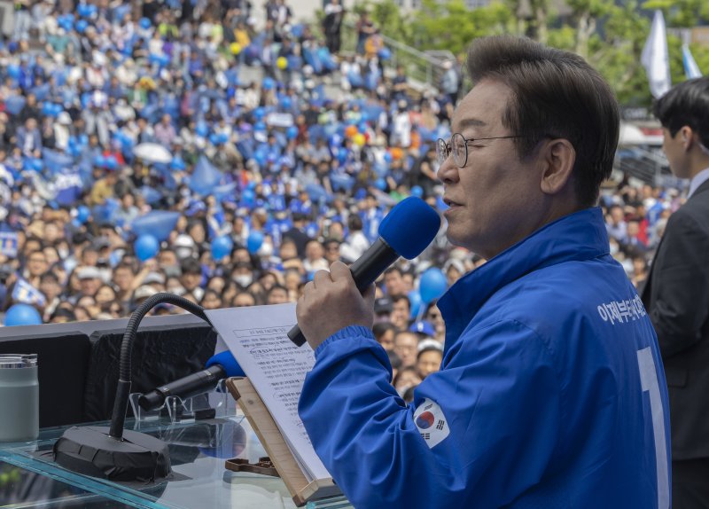이재명 더불어민주당 대통령 후보가 17일 광주광역시 서구 김대중컨벤션센터 광장에서 열린 집중 유세에서 지지를 호소하는 연설을 하고 있다. (공동취재)2025.5.17/뉴스1 ⓒ News1 이재명 기자