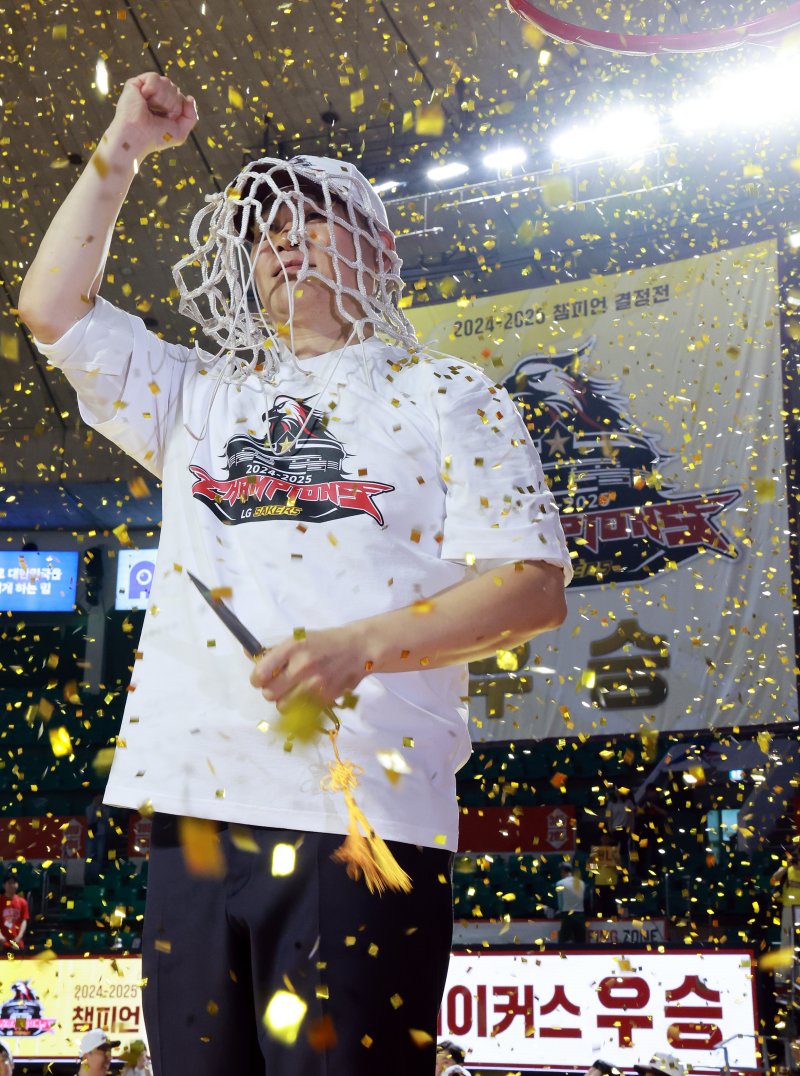 17일 오후 서울 송파구 잠실학생체육관에서 열린 '2024-25 KCC 프로농구 챔피언결정전 7차전' 서울 SK 나이츠와 창원 LG 세이커스의 경기, 62대58로 승리하며 창단 28년 만에 첫 우승을 달성한 창원 LG 조상현 감독이 그물 커팅식에서 환호하고 있다. 2025.5.17/뉴스1 ⓒ News1 김진환 기자