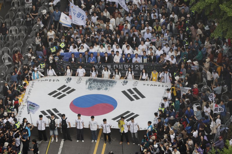 [광주=뉴시스] 이영주 기자 = 5·18 민주화운동 45주년을 하루 앞둔 17일 오후 광주 동구 금남로 일대에서 전야행사가 진행되고 있다. 광주역과 전남대, 조선대 등지에서 출발한 시민들로 이뤄진 '민주평화대행진단'이 행사장으로 들어오고 있다. 2025.05.17. leeyj2578@newsis.com