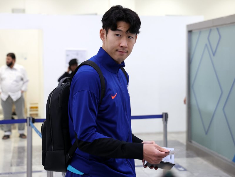 [쿠웨이트시티(쿠웨이트)=뉴시스] 이영환 기자 = 축구 대표팀 주장 손흥민이 17일 오후(현지시각) 쿠웨이트 국제공항에서 요르단으로 출국을 하고 있다.홍명보 감독이 이끄는 축구대표팀은 오는 19일 중립지역인 요르단 암만 국제경기장에서 팔레스타인과 2026 국제축구연맹(FIFA) 북중미 월드컵 아시아 3차 예선 B조 6차전을 치른다. 2024.11.17. 20hwan@newsis.com