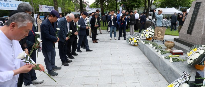 제45주년 5·18 민중항쟁 전북기념식 및 이세종 열사 추모식이 열린 17일 전북 전주시 전북대학교 이세종 광장에서 참석자들이 헌화를 하고 있다. ⓒ News1 유경석 기자