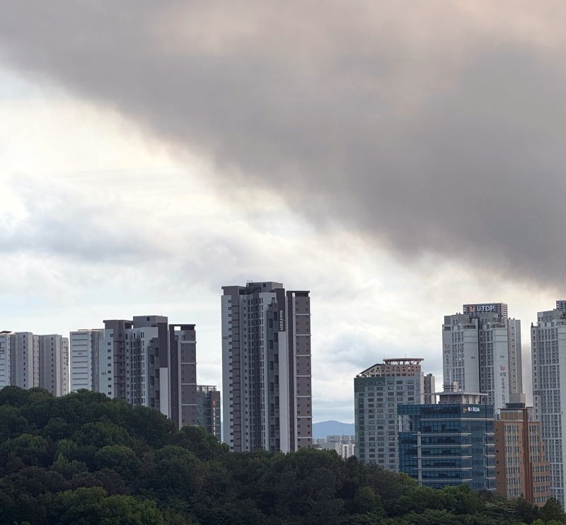17일 광주 광산구 소촌동 금호타이어 광주공장에서 발생한 화재 여파로 서구 상무지구 일대가 검은 연기고 뒤덮이고 있다. 2025.5.17/뉴스1 ⓒ News1 이승현 기자