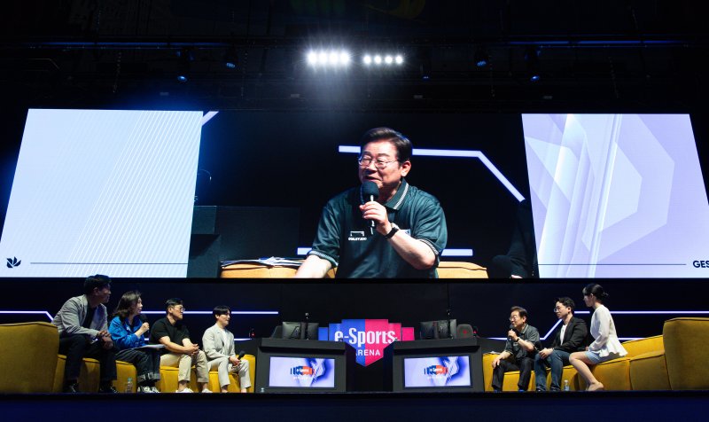 [광주=뉴시스] 조성우 기자 = 이재명 더불어민주당 대선 후보가 17일 오후 광주 동구 조선대학교에 위치한 광주이스포츠경기장에서 열린 'K-콘텐츠e스포츠 LEVEL UP!' e스포츠 산업 현장간담회에서 발언을 하고 있다. (공동취재) 2025.05.17. photo@newsis.com