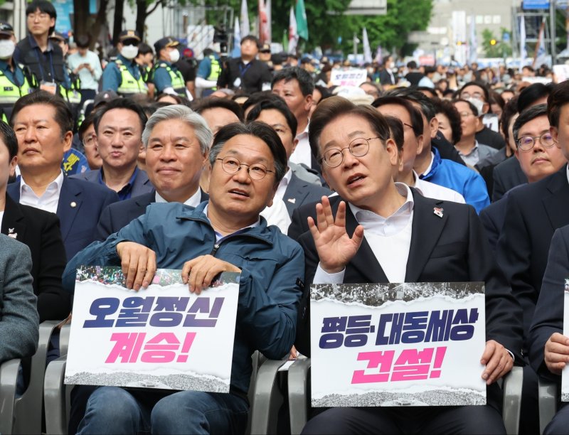 [광주=뉴시스] 이영주 기자 = 이재명 더불어민주당 대선 후보와 강기정 광주시장이 5·18민주화운동 45주기를 하루 앞둔 17일 오후 광주 동구 금남로에서 열린 5·18 전야제에서 대화을 나누고 있다. leeyj2578@newsis.com