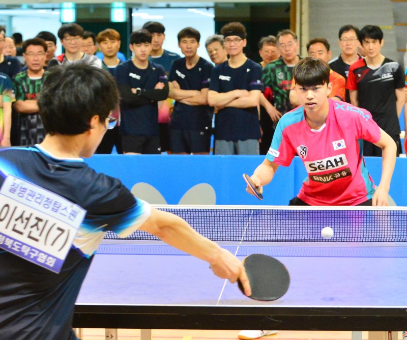[청주=뉴시스] 탁구 청소년 국가대표 권혁(오른쪽)이 17일 충북 청주시 청원구 사천동 청주시장애인스포츠센터에서 열린 22회 충북 직장대항 탁구대회를 찾아 참가 선수와 이벤트 경기를 하고 있다. 2025.05.17. juyeong@newsis.com