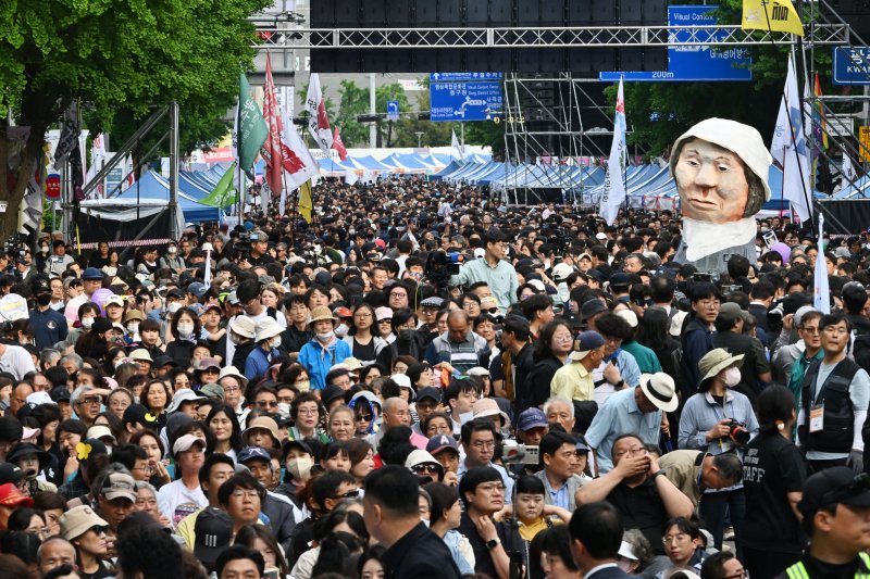 [광주=뉴시스] 이영주 기자 = 5·18민주화운동 45주기를 하루 앞둔 17일 오후 광주 동구 금남로가 5·18 전야행사를 보러 온 시민들로 인산인해를 이루고 있다. 2025.05.17. leeyj2578@newsis.com