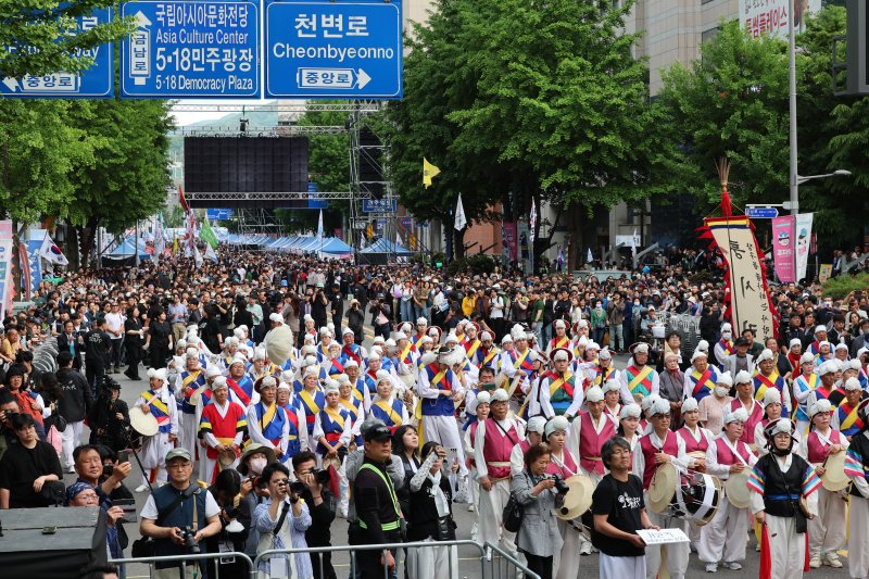 [광주=뉴시스] 이영주 기자 = 5·18민주화운동 45주기를 하루 앞둔 17일 오후 광주 동구 금남로에서 5·18 전야 행사가 열리고 있다. leeyj2578@newsis.com