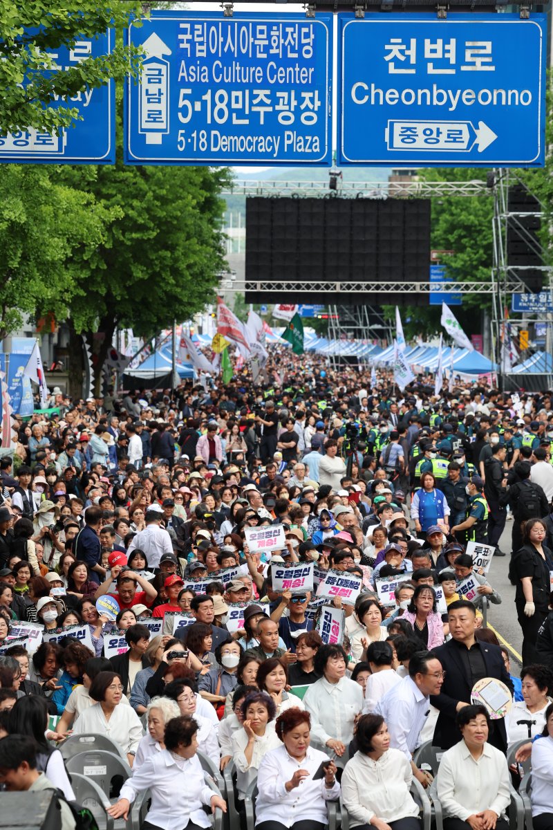 [광주=뉴시스] 이영주 기자 = 5·18민주화운동 45주기를 하루 앞둔 17일 오후 광주 동구 금남로에서 열린 5·18 전야 행사가 열리고 있다. leeyj2578@newsis.com