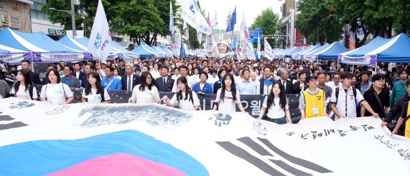 [광주=뉴시스] 송창헌 기자 = 17일 오후 광주 동구 금남로에서 5·18 전야제 행사 중 하나로 진행된 민주평화대행진에서 김영록 전남지사와 강기정 광주시장 등 주요 인사들이 시민들과 함께 행진에 동참하고 있다. (사진=전남도 제공) 2025.05.17 photo@newsis.com *재판매 및 DB 금지