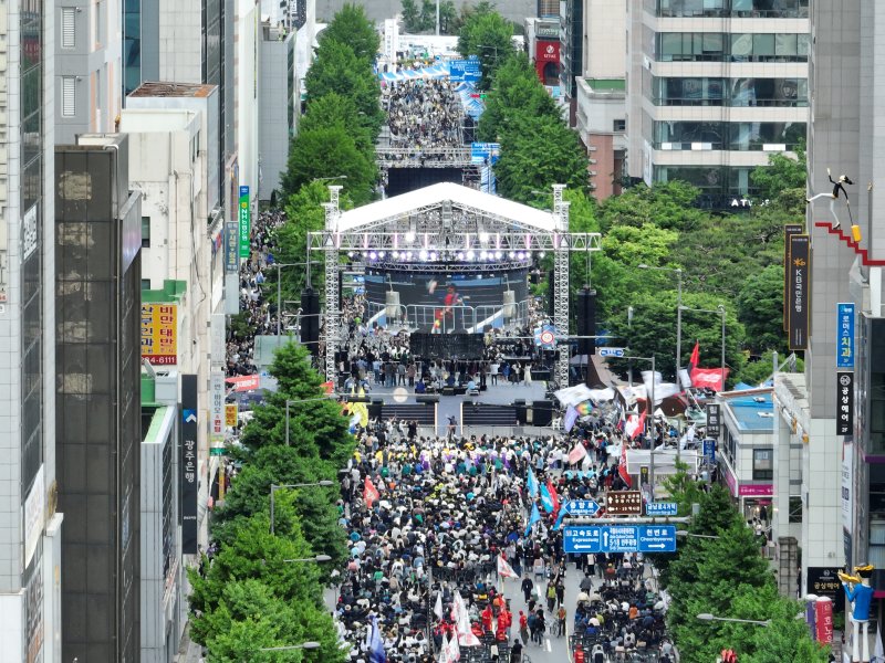 [광주=뉴시스] 이영주 기자 = 5·18 민주화운동 45주년을 하루 앞둔 17일 오후 광주 동구 금남로 일대에서 전야행사가 진행되고 있다. 2025.05.17. leeyj2578@newsis.com