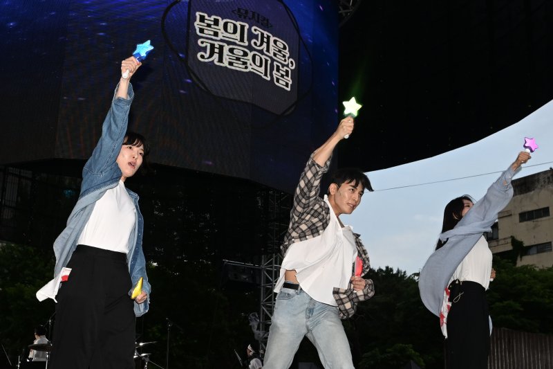 [광주=뉴시스] 이영주 기자 = 5·18민주화운동 45주기를 하루 앞둔 17일 오후 광주 동구 금남로에서 열린 5·18전야제에서 뮤지컬 '봄의 겨울, 겨울의 봄'이 선보여지고 있다. 2025.05.17. leeyj2578@newsis.com